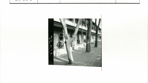砖砌建筑拱窗门廊人群.jpg