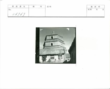 砖砌建筑拱窗阳台人物.jpg