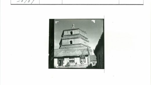 砖砌建筑拱窗阳台人物.jpg