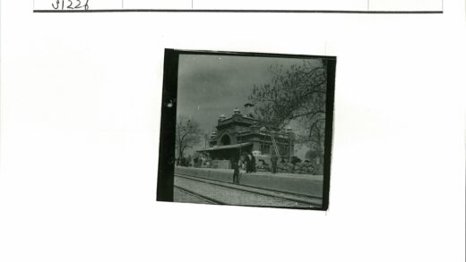 砖砌建筑拱门与铁轨麻袋.jpg