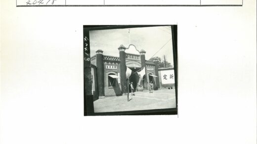 砖砌建筑拱门入口与国旗展示.jpg