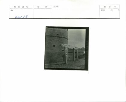砖砌建筑拱门入口木柱钟景观.jpg