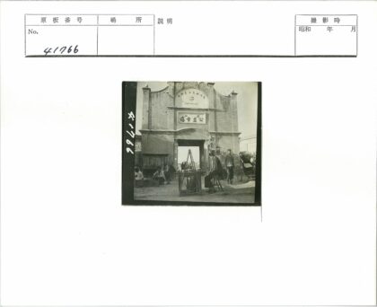 砖砌建筑拱门前黄包车人群.jpg