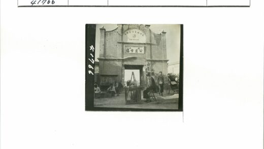 砖砌建筑拱门前黄包车人群.jpg
