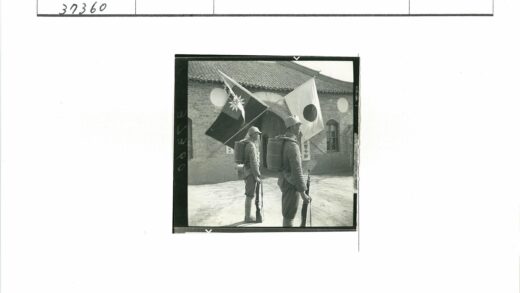 砖砌建筑拱门卫兵站岗.jpg