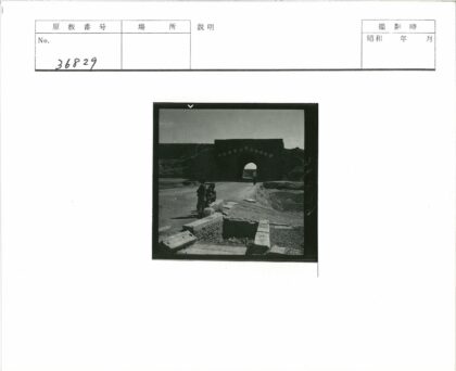 砖砌建筑拱门土路行人.jpg