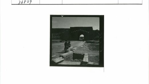 砖砌建筑拱门土路行人.jpg