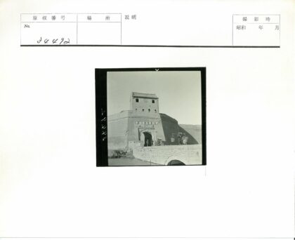 砖砌建筑拱门石桥行人.jpg