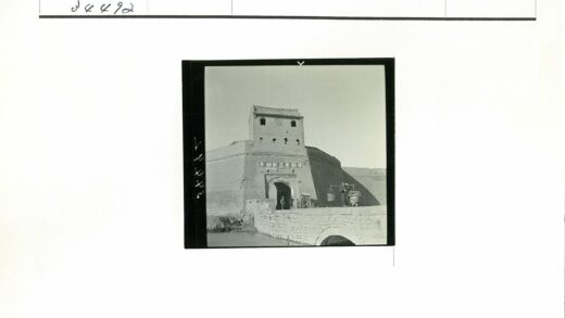 砖砌建筑拱门石桥行人.jpg