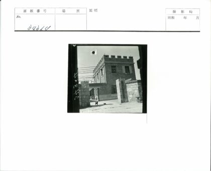 砖砌建筑拱门铁窗小狗行走.jpg