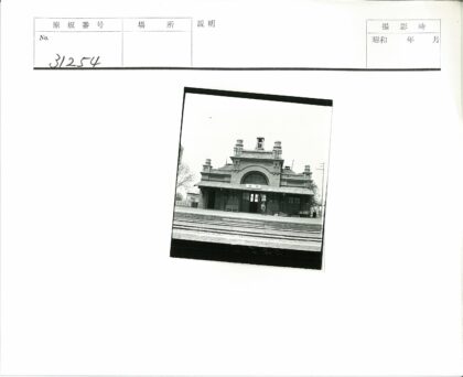 砖砌建筑拱门铁轨树木.jpg