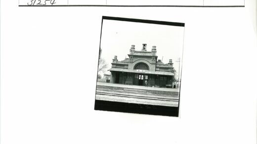 砖砌建筑拱门铁轨树木.jpg