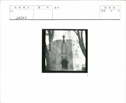 砖砌建筑拱门雕像冬景.jpg