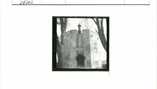 砖砌建筑拱门雕像冬景.jpg