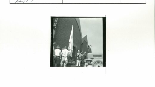 砖砌建筑旁放飞鸽子与汽车.jpg