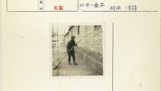 砖砌建筑旁清扫小路.jpg
