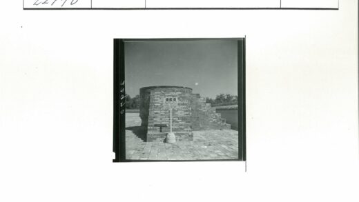 砖砌建筑标志与晴朗天空.jpg