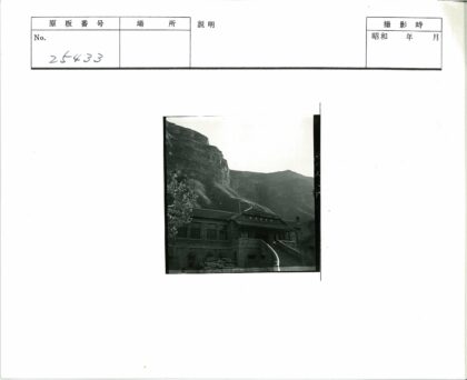 砖砌建筑楼梯入口群山树木.jpg