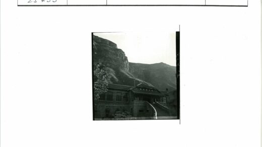 砖砌建筑楼梯入口群山树木.jpg