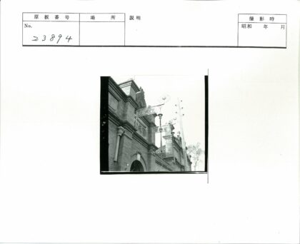 砖砌建筑立面装饰与电线杆.jpg