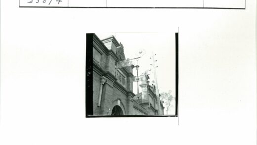 砖砌建筑立面装饰与电线杆.jpg