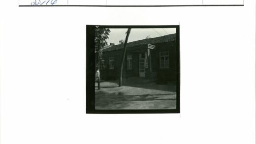 砖砌建筑绿树环绕入口标志.jpg