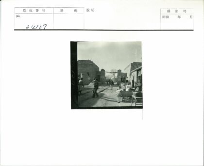 砖砌建筑街市行人景象.jpg