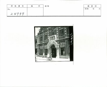砖砌建筑街景骑车行人串灯.jpg