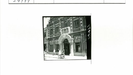 砖砌建筑街景骑车行人串灯.jpg