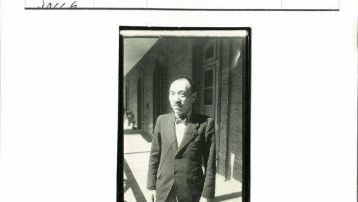 砖砌建筑西装男士窗前.jpg