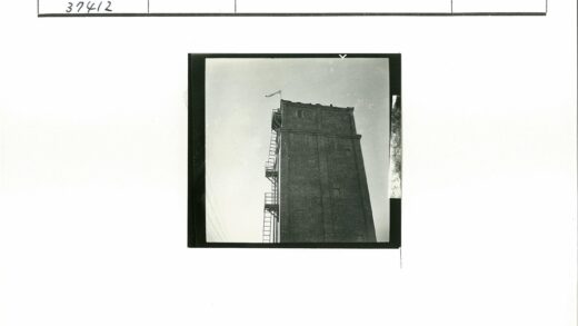 砖砌建筑金属楼梯风袜晴空.jpg