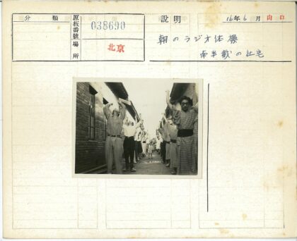 砖砌建筑间人群伸展运动.jpg