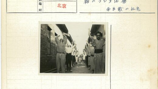 砖砌建筑间人群伸展运动.jpg