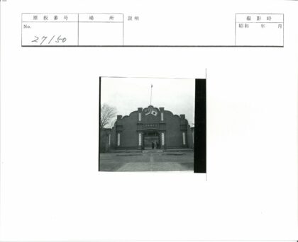 砖砌建筑阴天入口人群.jpg