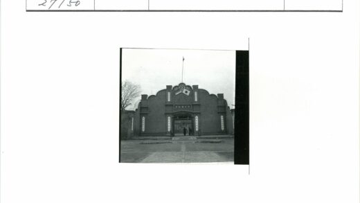 砖砌建筑阴天入口人群.jpg