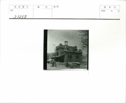 砖砌拱窗塔楼沙袋防御建筑.jpg