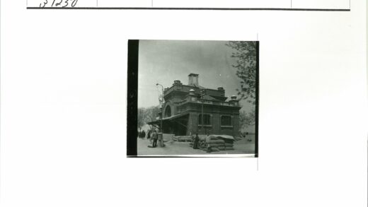 砖砌拱窗塔楼沙袋防御建筑.jpg