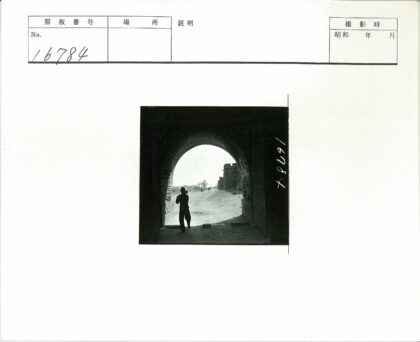 砖砌拱门下的土路风景.jpg