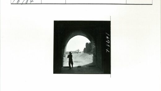 砖砌拱门下的土路风景.jpg