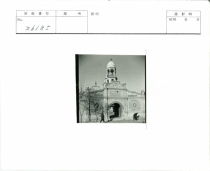 砖砌拱门与新月钟楼街景.jpg