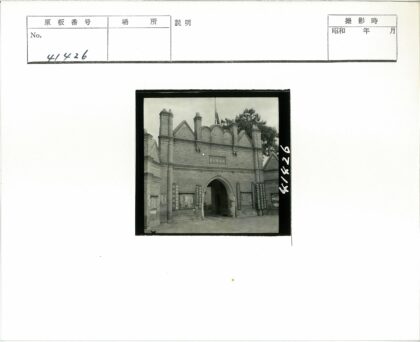 砖砌拱门中式建筑与自然景观.jpg