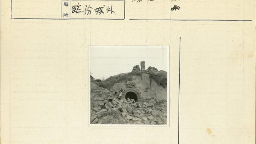 砖砌拱门入口与碎砖堆.jpg