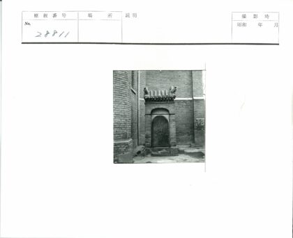 砖砌拱门古建筑外观.jpg