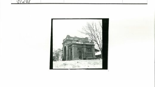 砖砌拱门建筑与散步人群.jpg