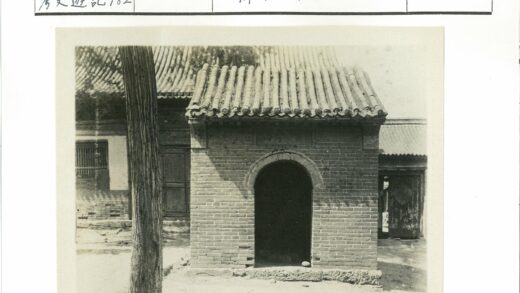 砖砌拱门建筑与树前景.jpg