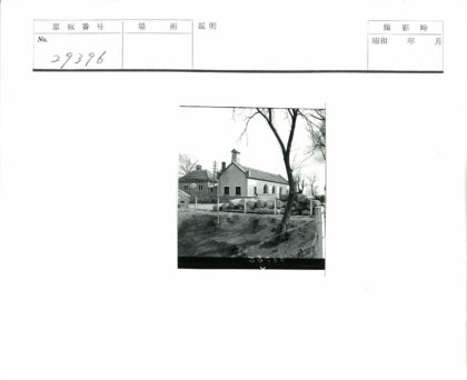 砖砌拱门建筑与石墙景观.jpg