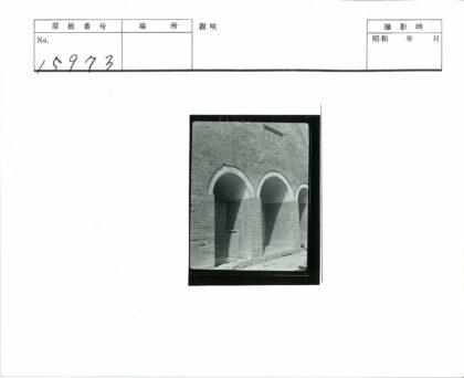 砖砌拱门建筑前瓦砾景象.jpg