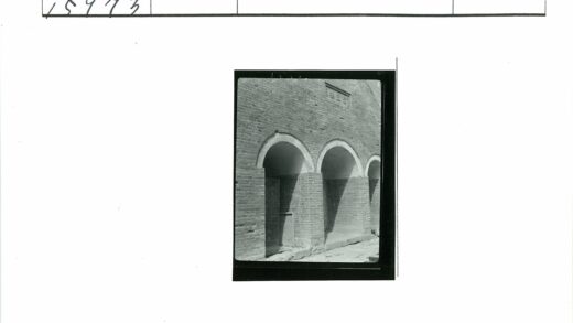 砖砌拱门建筑前瓦砾景象.jpg