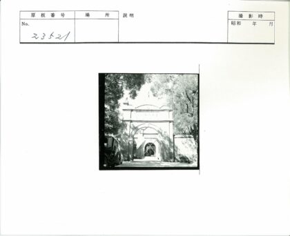 砖砌拱门建筑旁停汽车.jpg