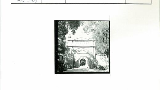 砖砌拱门建筑旁停汽车.jpg